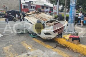 Vuelca automóvil tras choque en Ávila Camacho